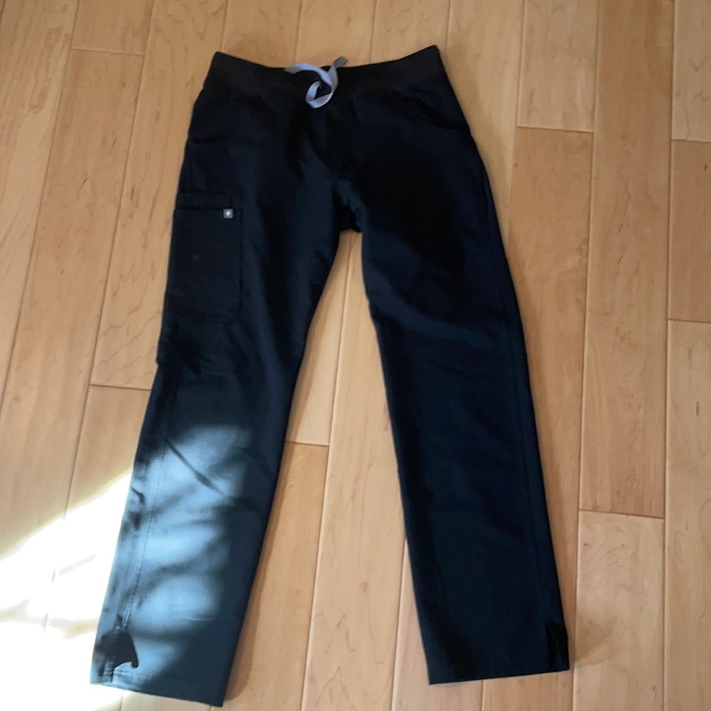 Black figs scrubs